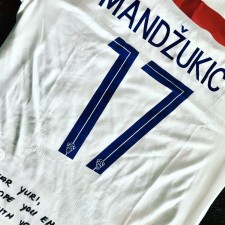 Yuri Cortez modtog en Mandžukić Croatia trøjer